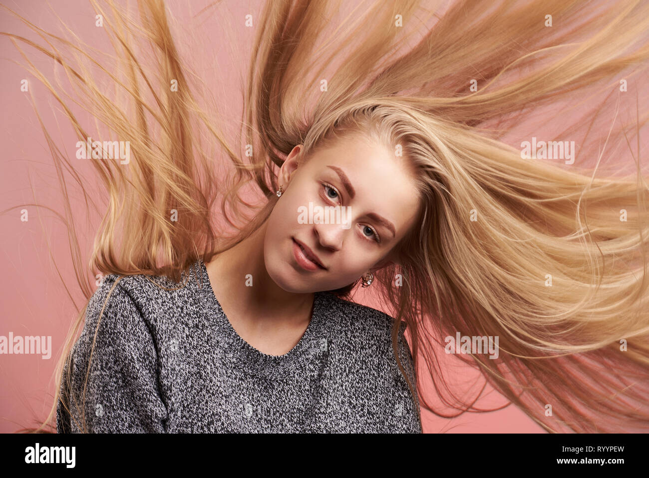 Portrait von blonde Mädchen mit unordentlichen Haar auf rosa Hintergrund Stockfoto