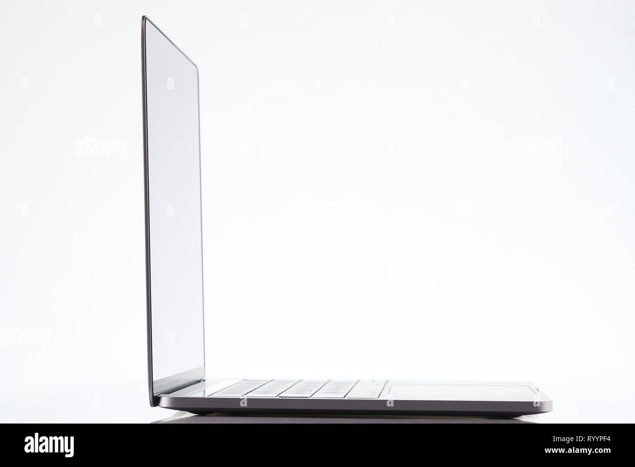 Seitenansicht des modernen Laptop isoliert auf weißem Hintergrund Stockfoto