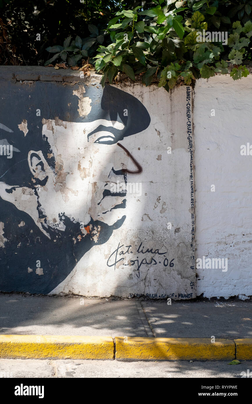 Street Art, die das Profil der chilenischen Dichter Pablo Neruda in der Nähe seiner ehemaligen Home La Chascona in Santiago, Chile. Stockfoto