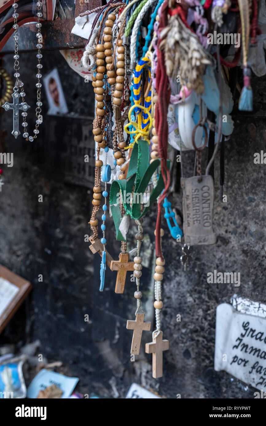 Rosenkränze und andere Angebote sind an einer im Kapelle in der Nähe der riesigen Statue der Jungfrau Maria (Virgen de la Inmaculada Concepción), steht links Stockfoto