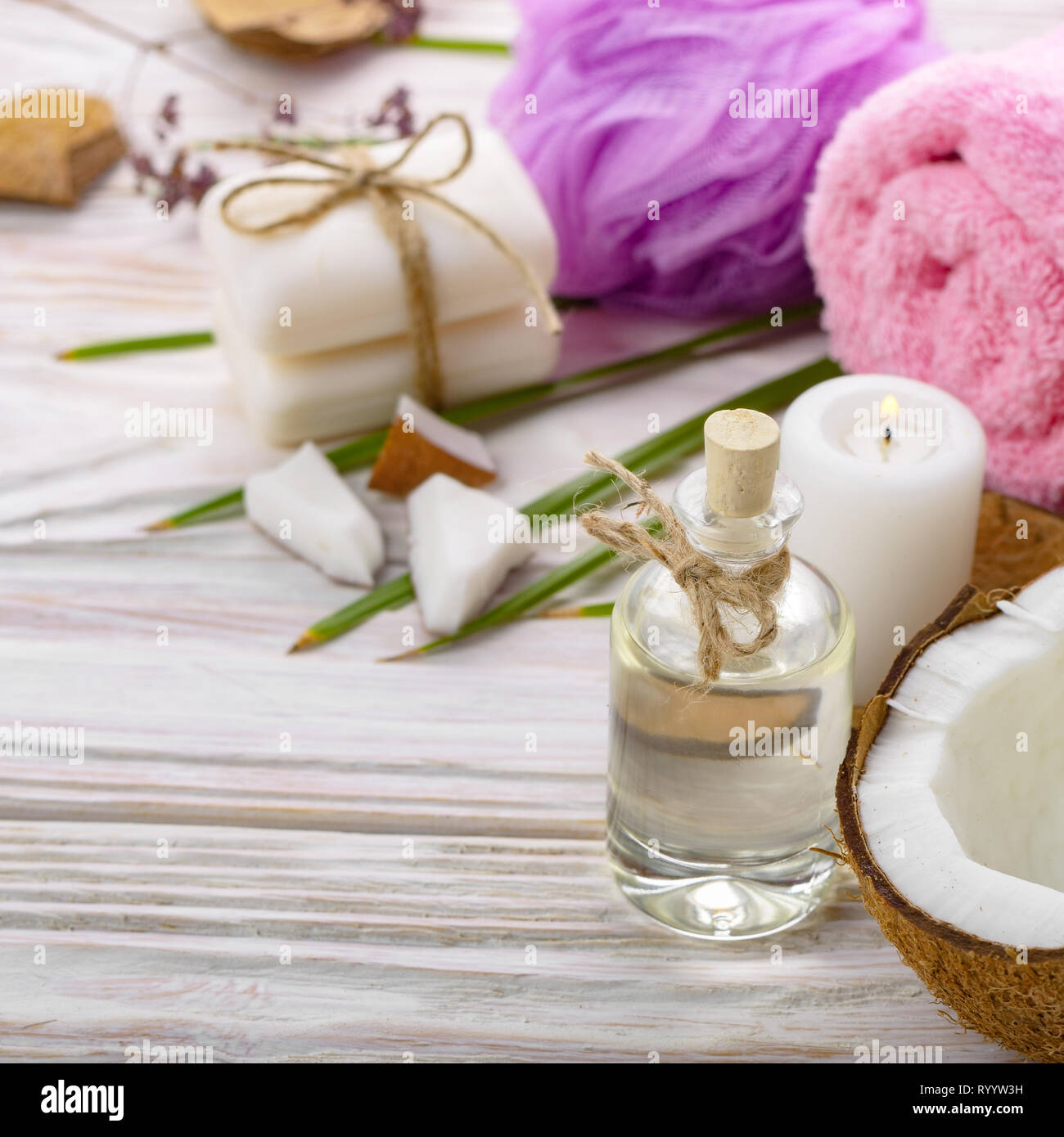 Körperpflege Kokosöl Seife und Kerzen auf einem weißen Tisch Set Stockfoto