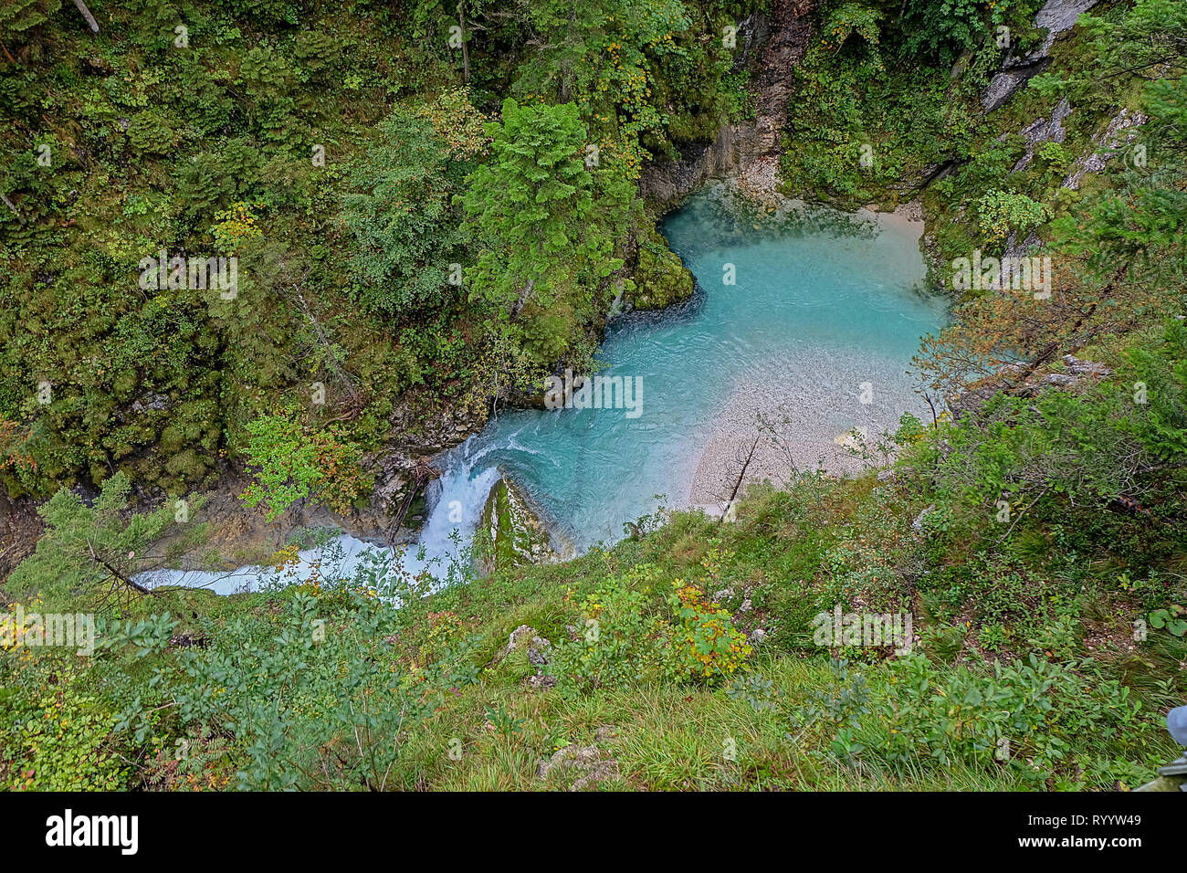 Blick von oben auf einen alpinen Fluss Stockfoto