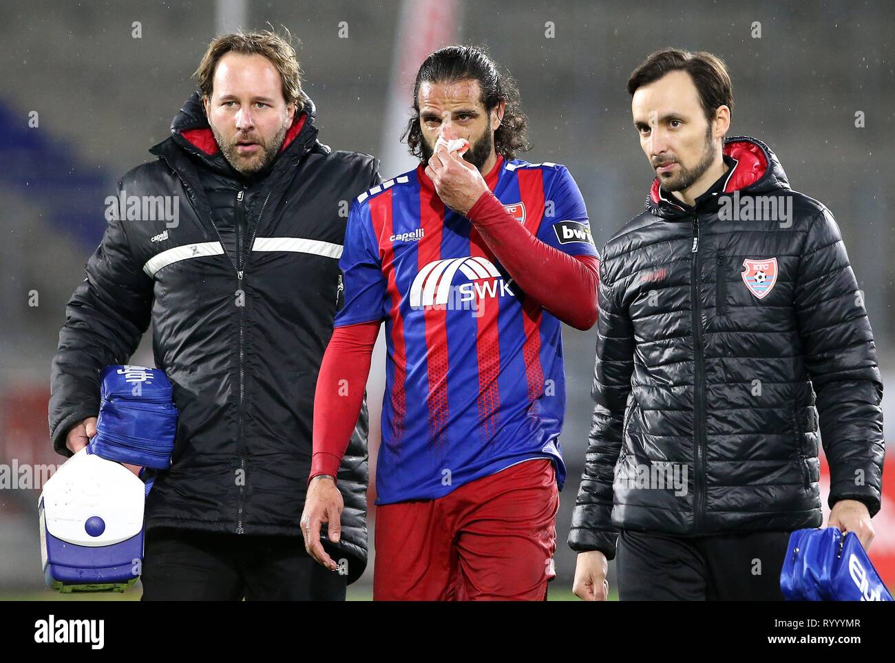 Duisburg, Deutschland. 15 Mär, 2019. firo: 15.03.2019 Fußball, 3. Bundesliga, Saison 2018/2019 KFC Uerdingen 05 - SC Fortuna Köln Adriano Grimaldi (Nr. 19, KFC Uerdingen 05) erhielt eine blutige Nase. | Verwendung der weltweiten Kredit: dpa/Alamy leben Nachrichten Stockfoto