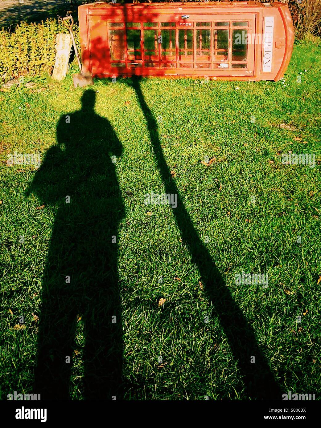 Selbstporträt-Schatten mit phonebox Stockfoto