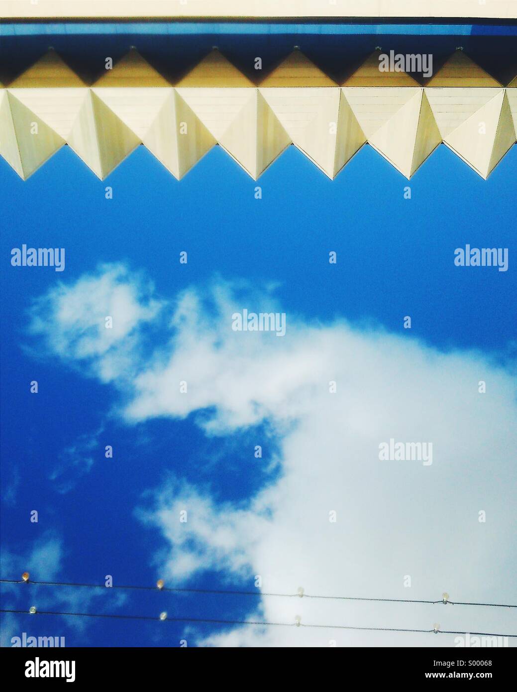 Abstrakt Architektur Detail gegen blauen Wolkenhimmel Stockfoto