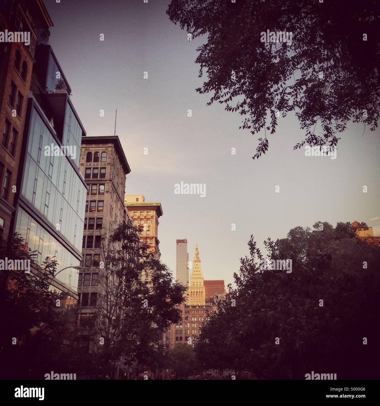 NYC Straßenszene mit Blick vom union Square Park, Manhattan. - Smartphone-aufgenommenes Stockfoto