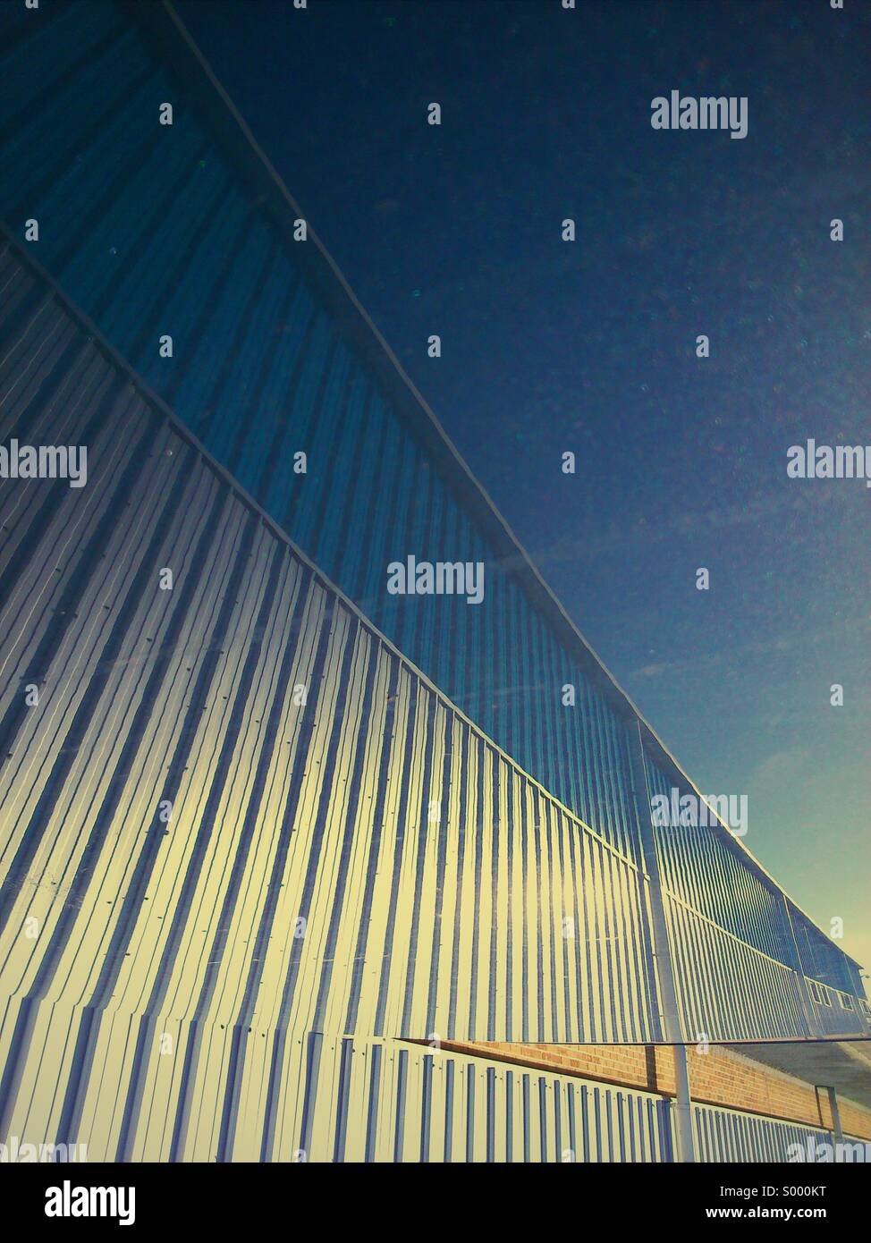 Abstrakte Reflexion des Gebäudes auf Autodach Stockfoto
