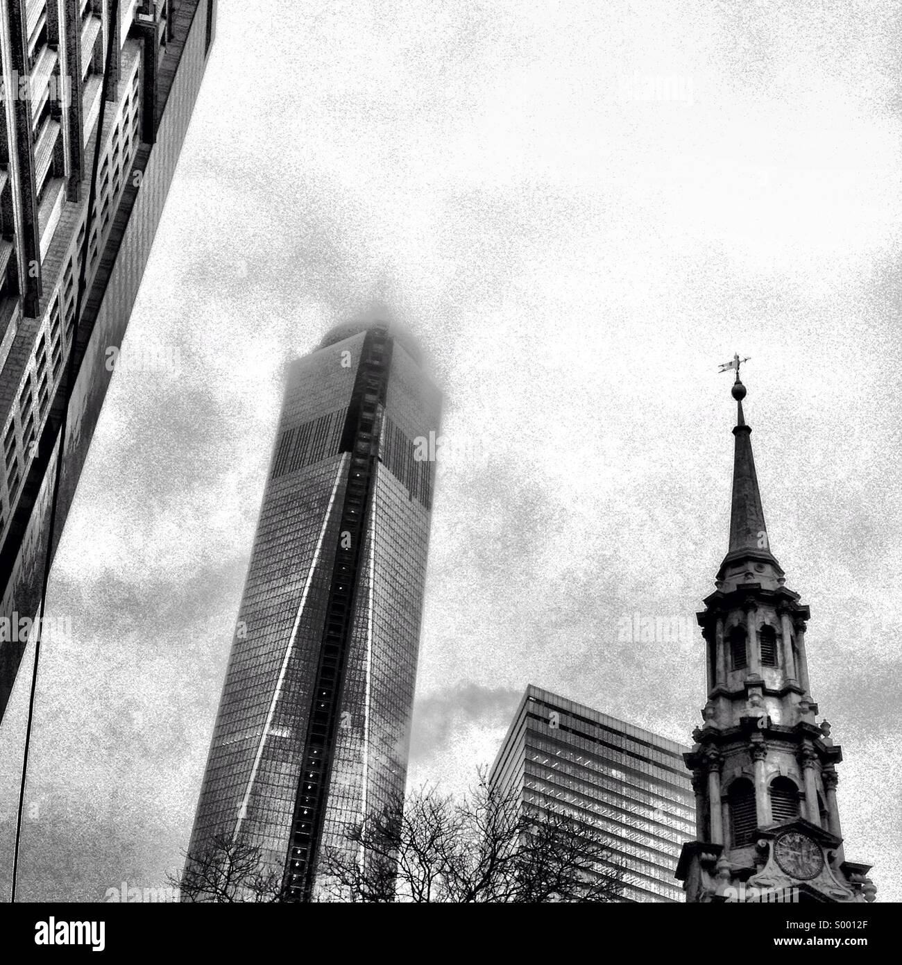 St. Paul's Chapel und der Freedom Tower in einem Nebel. Stockfoto