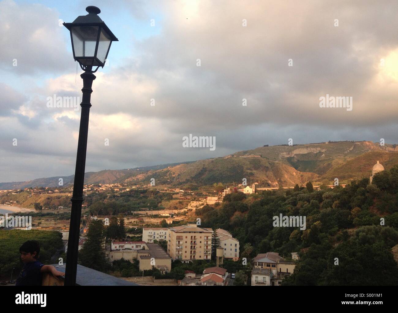 Sonnenlicht auf Hügel, Tropea, Italien Stockfoto