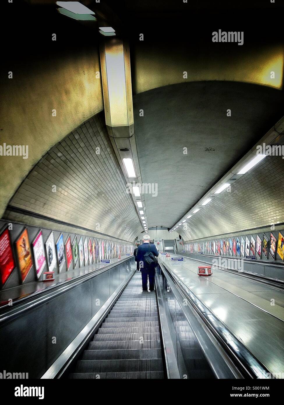 Pendler, gehen die Treppe hinunter in Kentish Town Underground Station Stockfoto