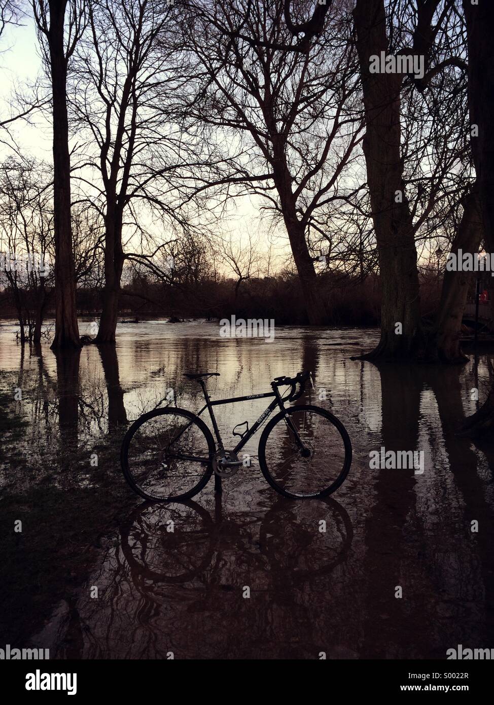 Fahrrad im Hochwasser Stockfoto