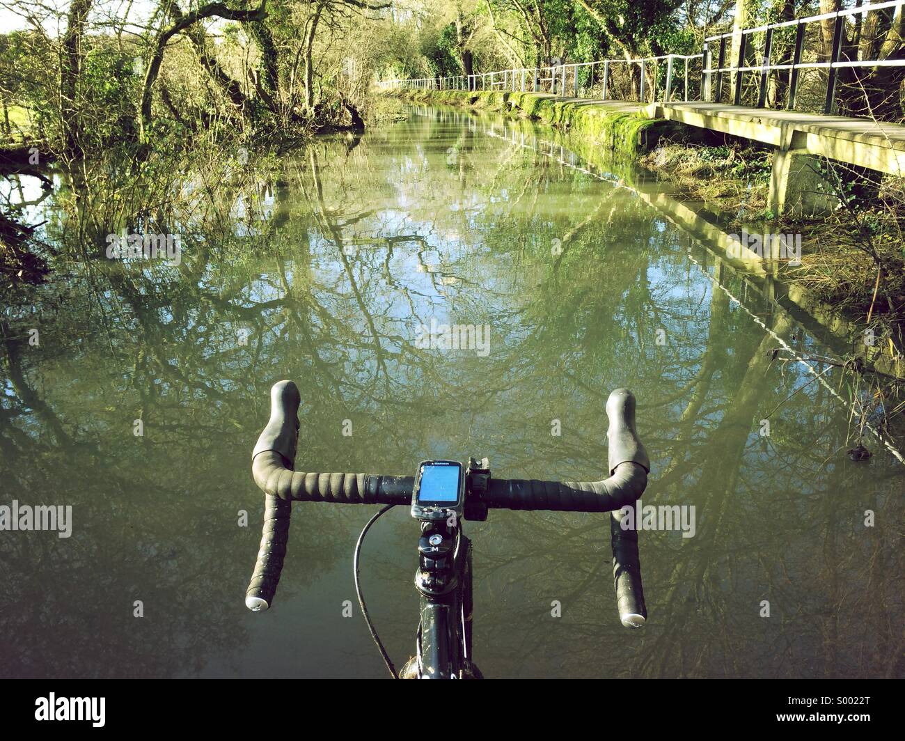 Radfahren durch Hochwasser Stockfoto