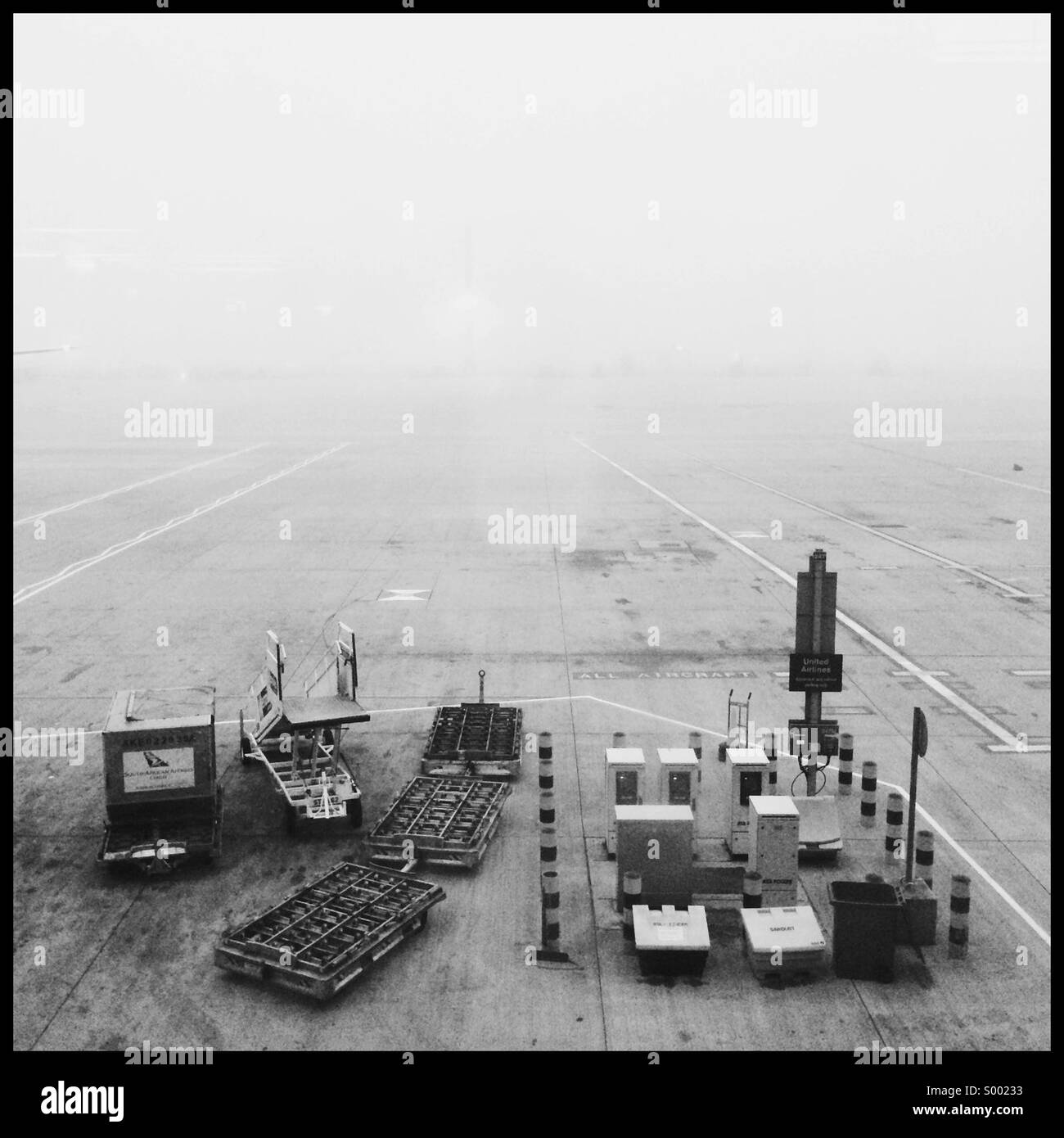 Flughafen im Nebel Stockfoto
