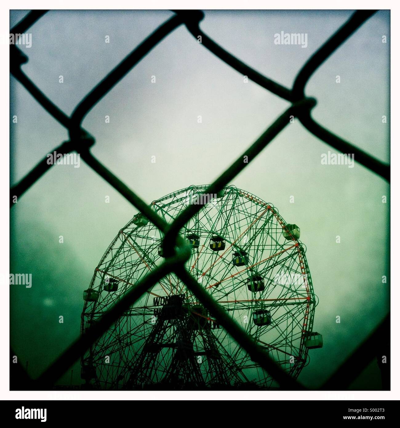 Vergnügungspark-Riesenrad geschlossen hinter einem Tor Stockfoto