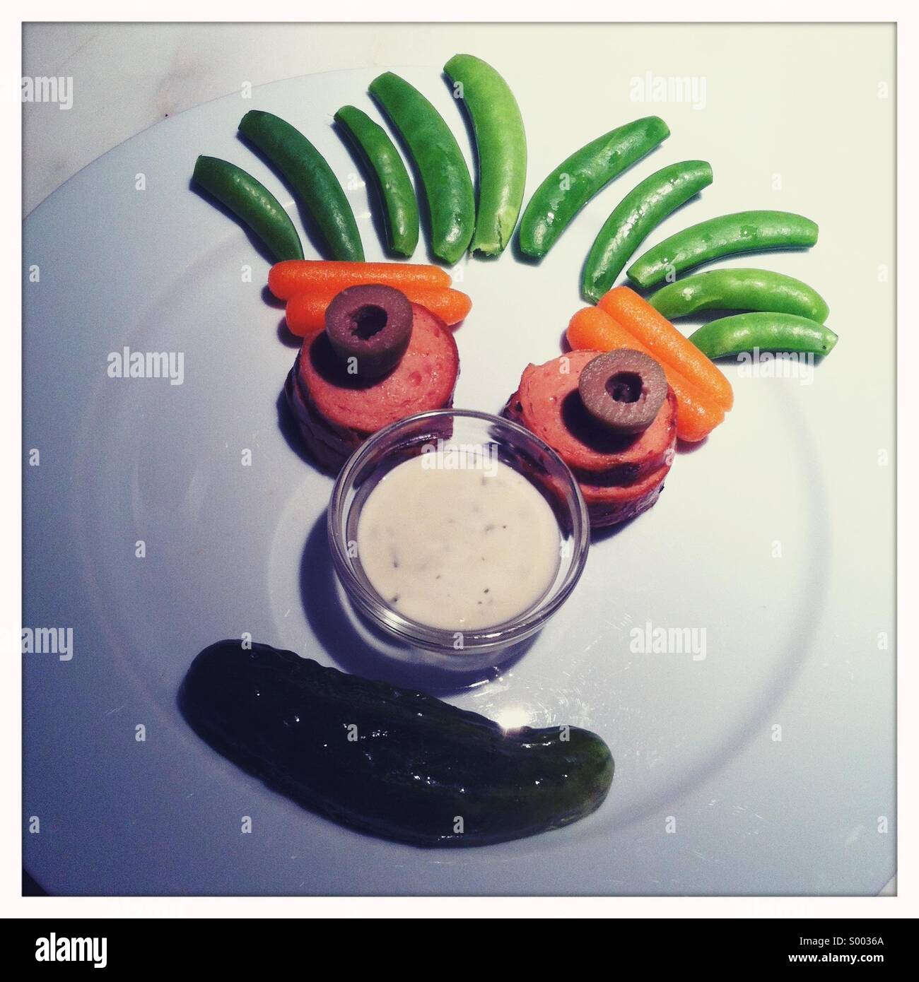 Ein Kind-Teller mit einem erstellten Gesicht machte aus der Nahrung Stockfoto