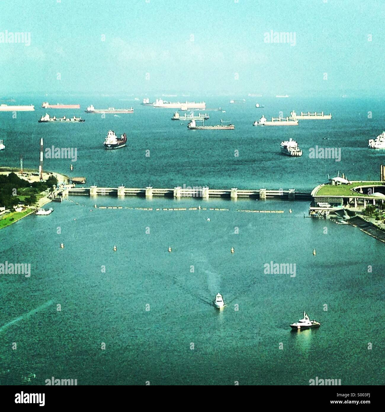 Schiffe im Hafen von Singapur warten Stockfoto