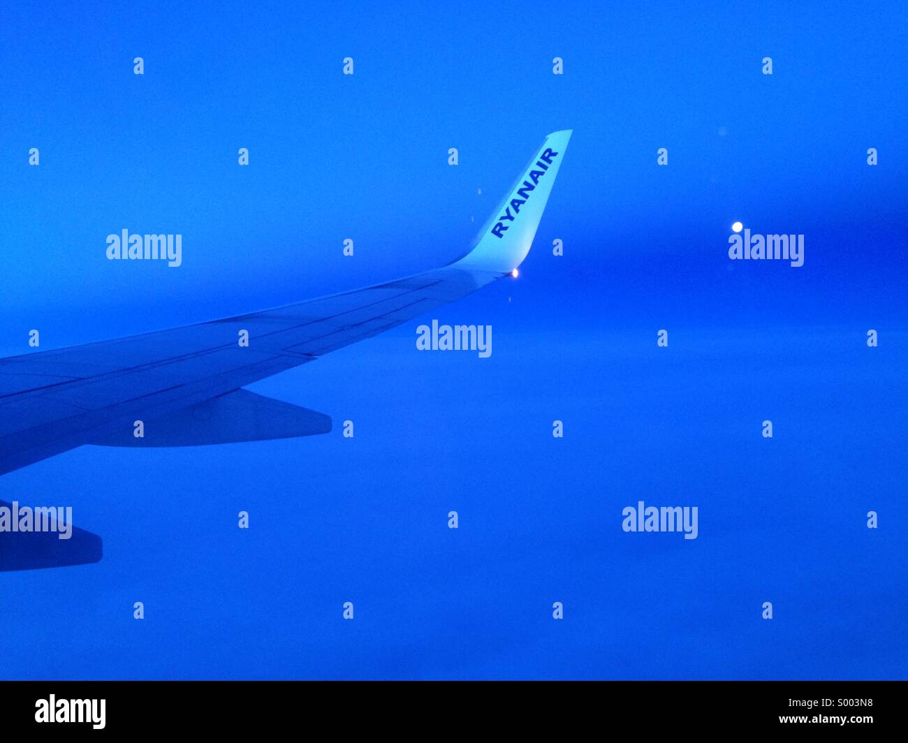 Nachtszene Zeiten aus Flugzeug Fenster eine Ryan-Air-Flug suchen Stockfoto