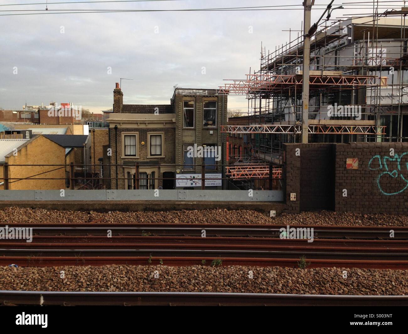 Blick vom London Fields Bahnsteig in Hackney, London Stockfoto