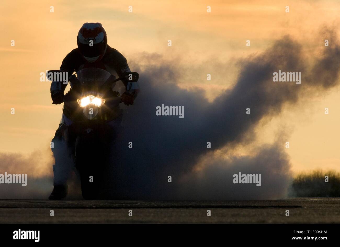 Motorrad Burnout, Sonnenuntergang Stockfotografie - Alamy
