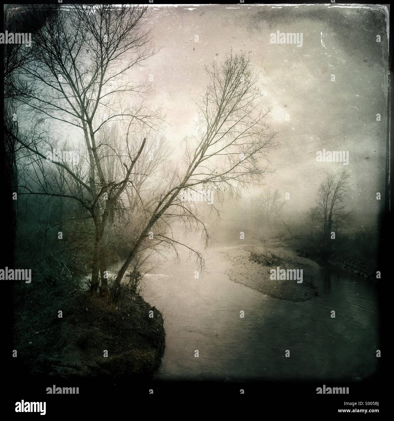 Nebel über dem Tiber Fluss, Umbrien, Italien - Smartphone-aufgenommenes Stockfoto