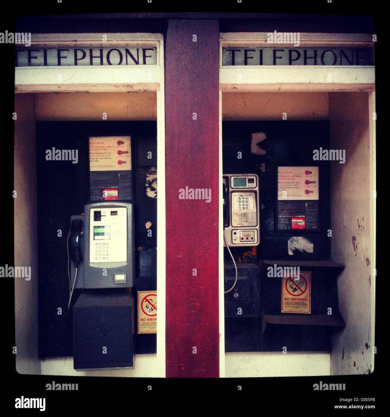 Alten Stil Boxen Telefonzelle Stockfoto