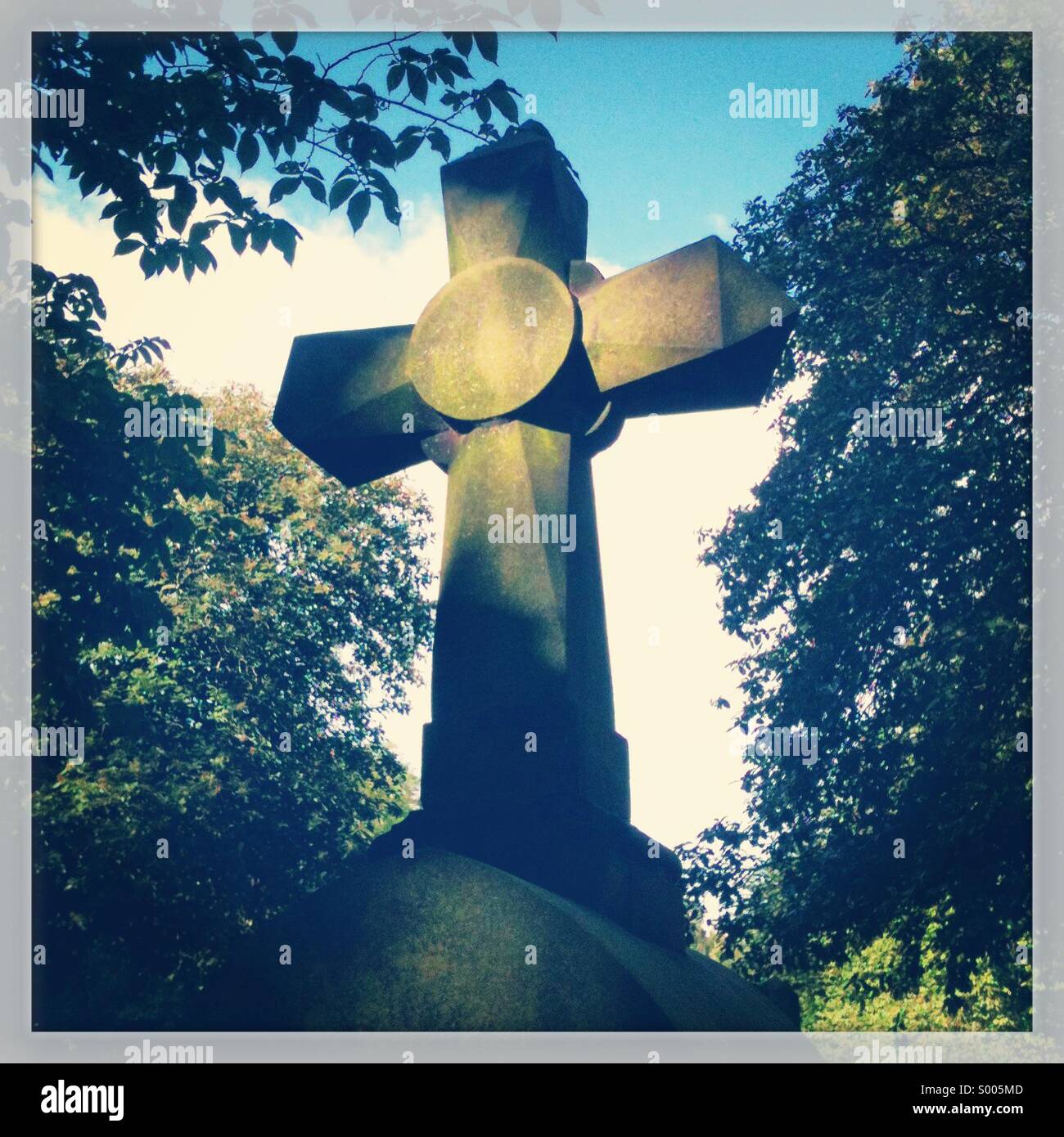 Steinkreuz im Friedhof Stockfoto