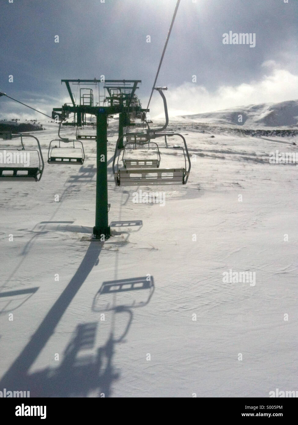 Skilift an einem hellen Wintertag in den Pyrenäen Stockfoto