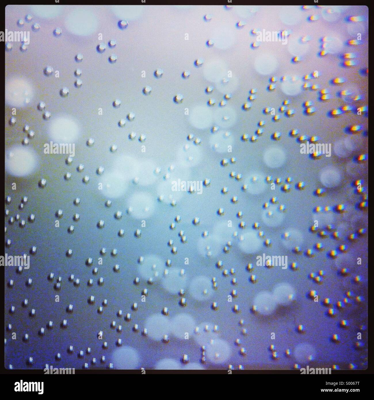 Luftblasen in einem Glas Wasser Stockfoto