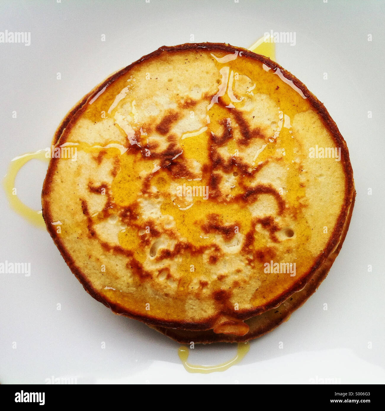 Pfannkuchen mit Sirup, gekrönt von oben gesehen Stockfoto