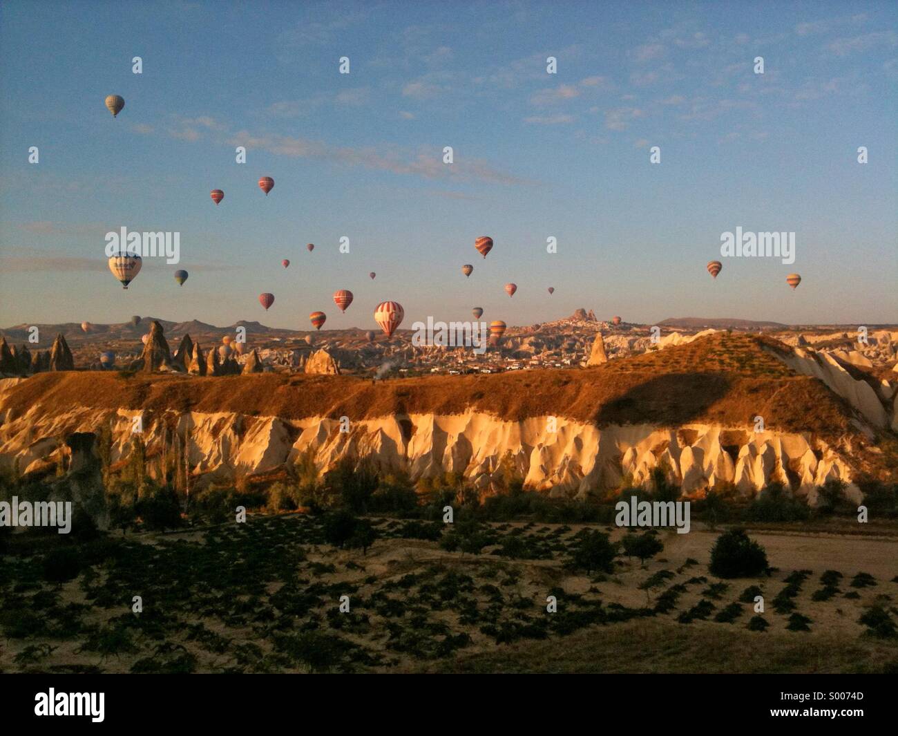 Heißluftballons über Göreme in Kappadokien, Zentral-Türkei. Stockfoto