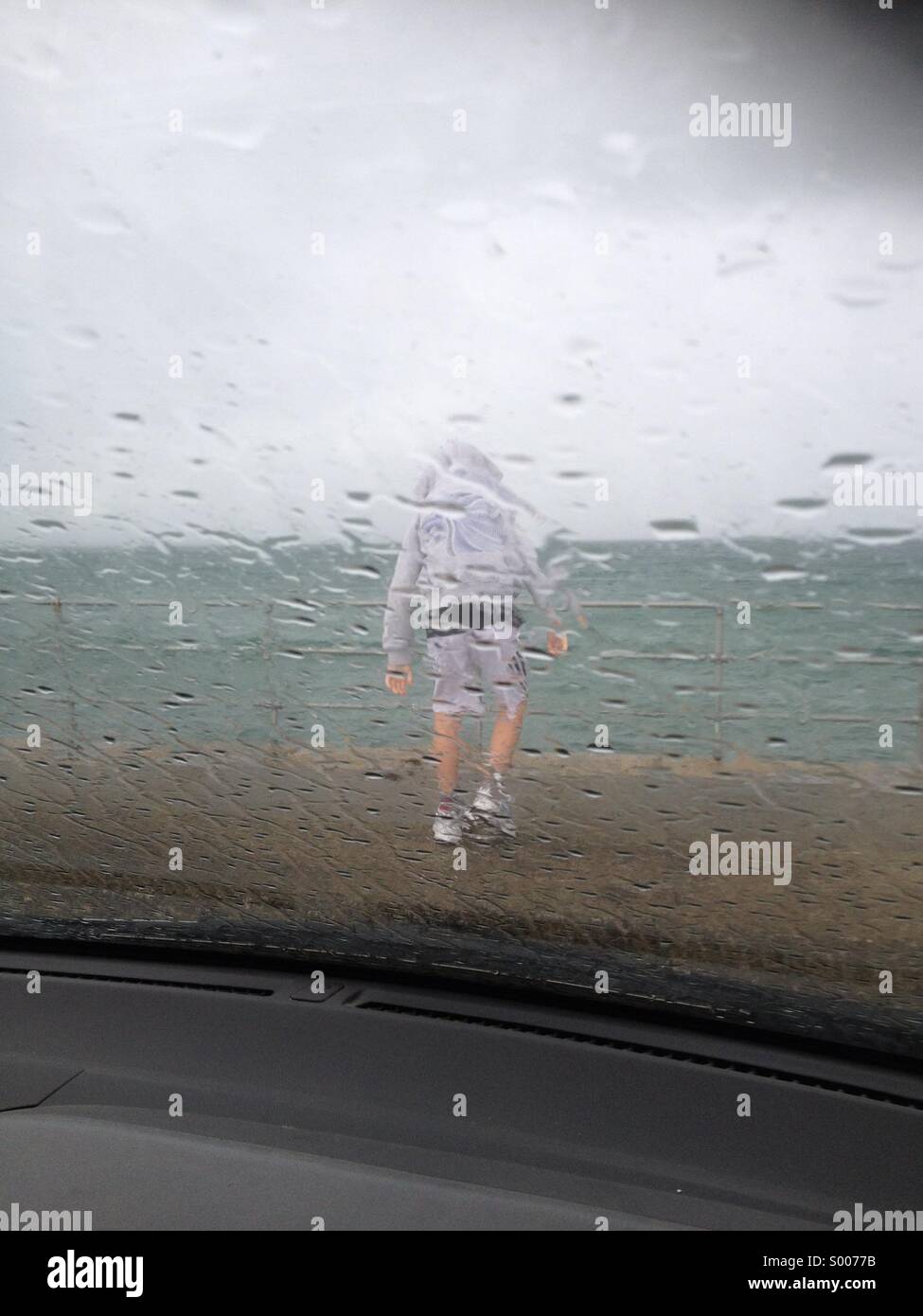Kind im Regen stehen, bei Sturm Stockfoto