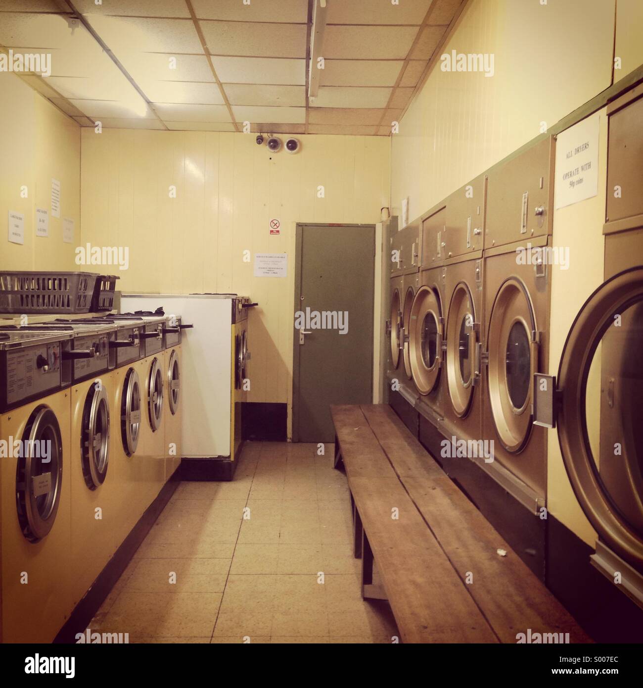 Shop, Waschsalon mit Waschmaschinen und Trocknern. Stockfoto