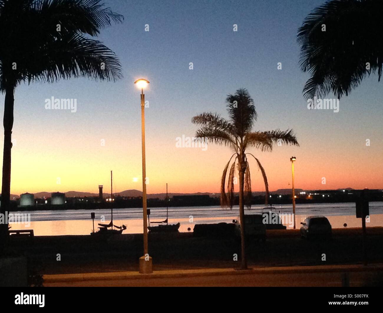 San Diego bei Sonnenaufgang durch Wasser in der silhouette Stockfoto