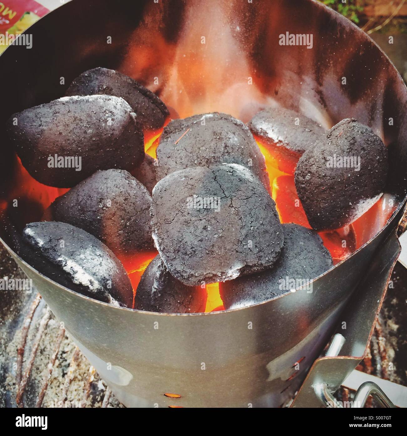 Holzkohlebriketts zum Brennen wütend in eine Vorspeise Kamin grillen Stockfoto
