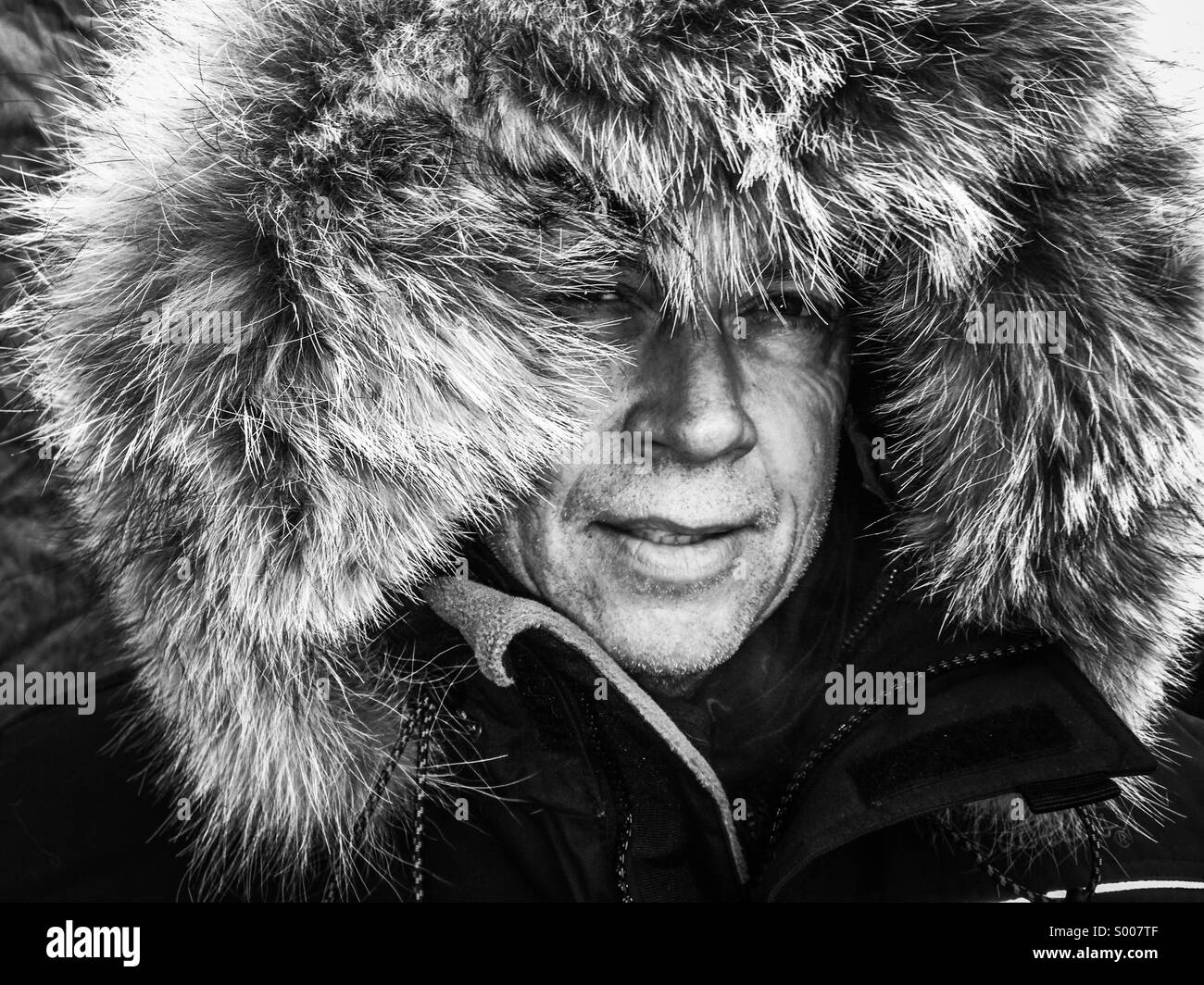 Ein Polarforscher Klammern sich vor Frost, Wind und Blizzard Bedingungen. Stockfoto