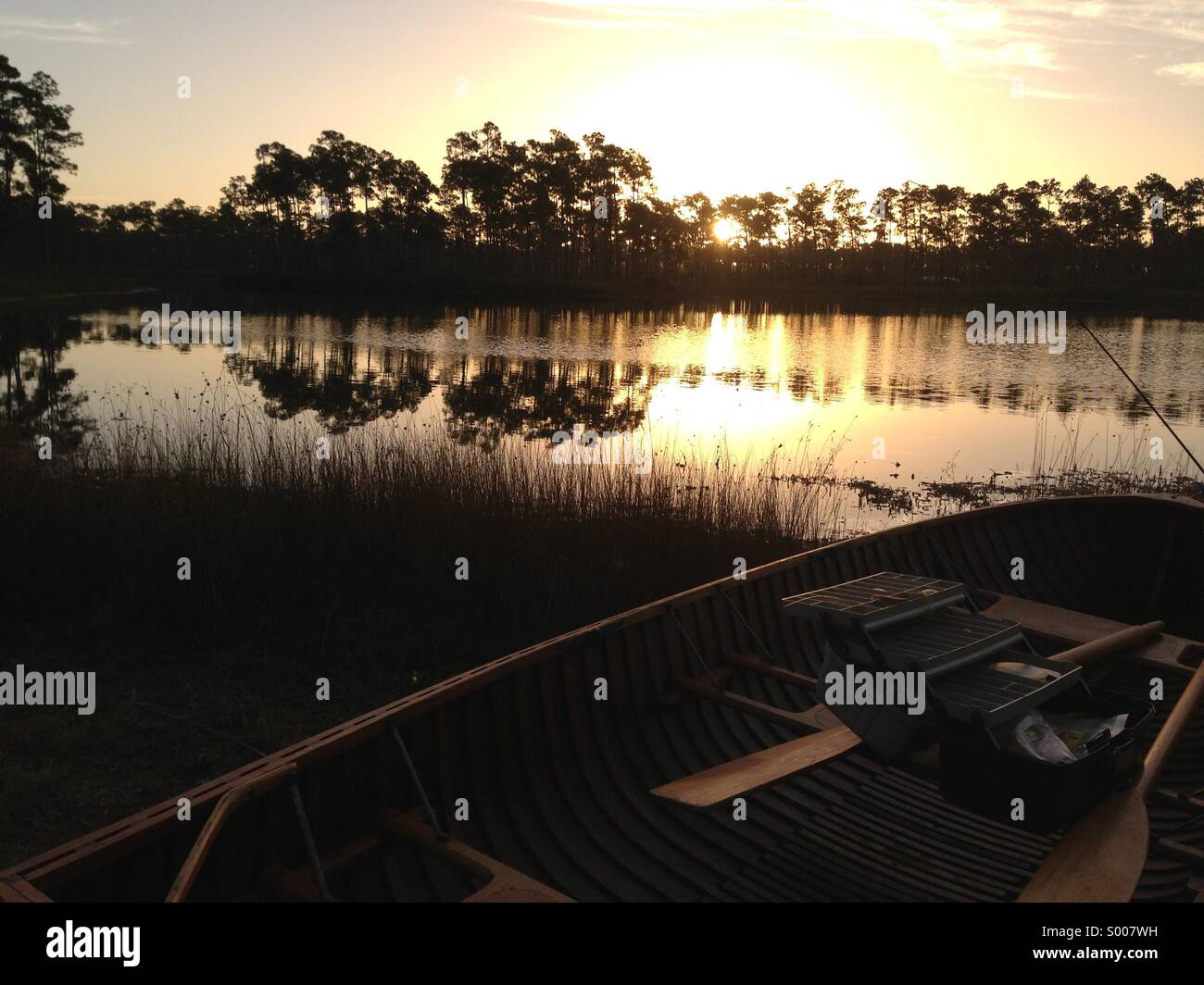 Ein Fischerboot ist geladen und bereit für eine ruhige Fahrt in die Everglades. Stockfoto