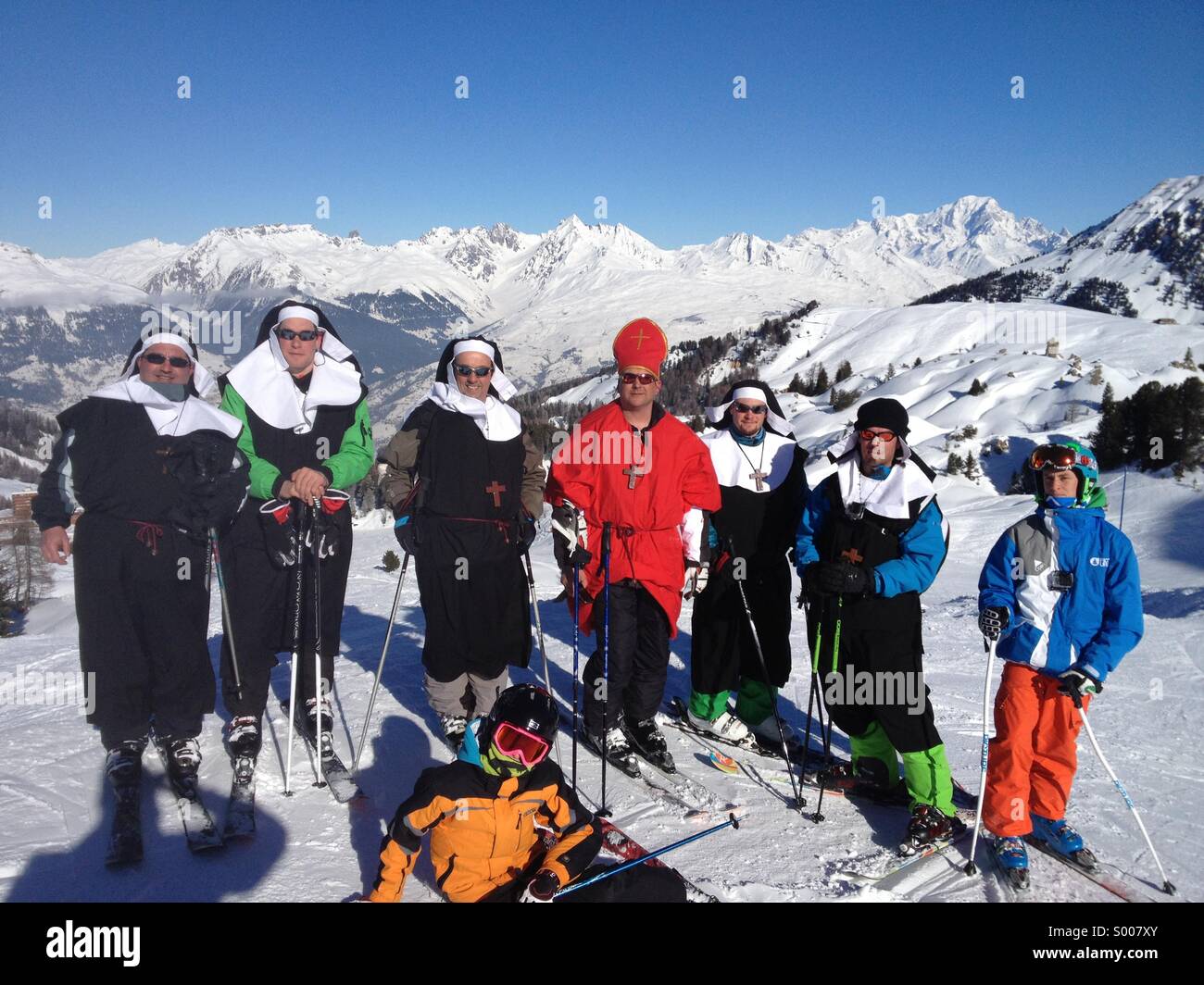 Ski Nonnen in La Plange Frankreich Stockfoto