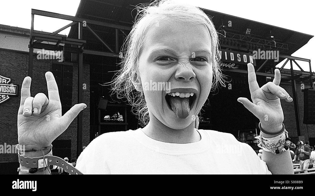 Ein junges Mädchen singt bei einem Rock ' n Roll-Konzert. Stockfoto