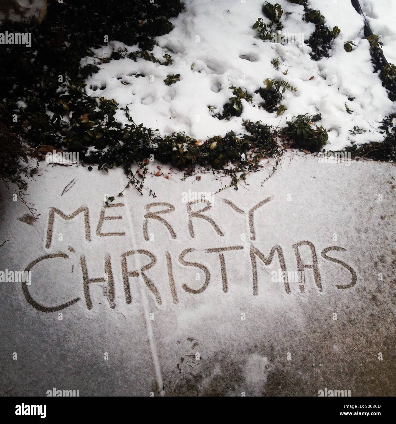 Die Worte "Frohe Weihnachten", geschrieben im Schnee.  Chicago, USA, Dezember 2013 Stockfoto