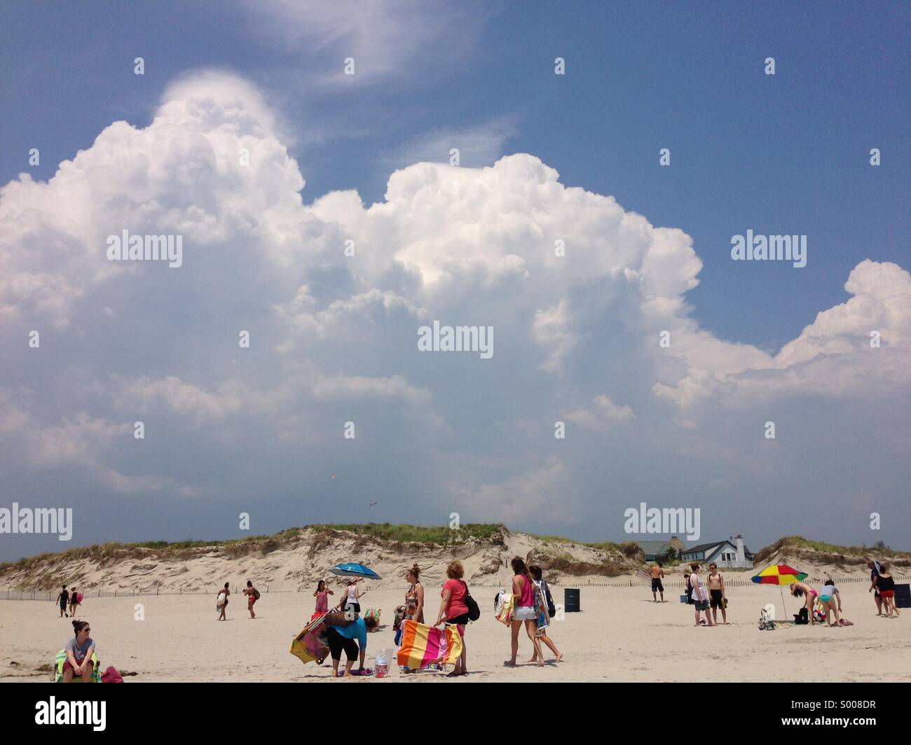 Wantagh, New York USA: Gewitterwolken bilden über Jones Beach auf Long Island zwingt Besucher am Strand am 28. Juni 2013 Stockfoto
