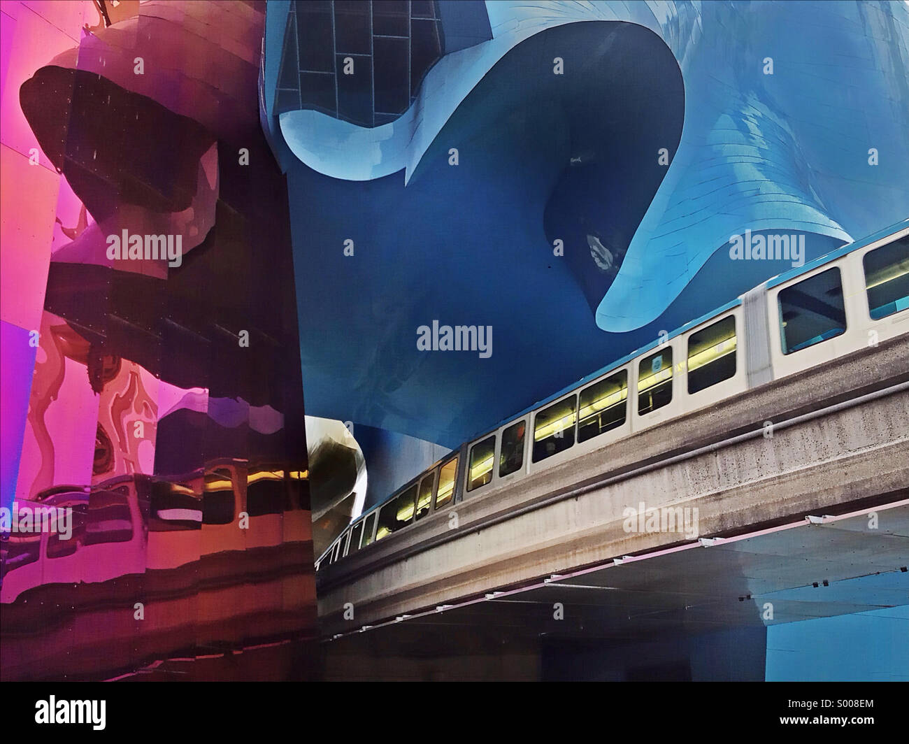 Die Monorail Bahnen durch die elektronische Musik-Erfahrung im Aufbau Seattle, Washington von Stararchitekt Frank Gehry entworfen - Smartphone-aufgenommenes Stockfoto