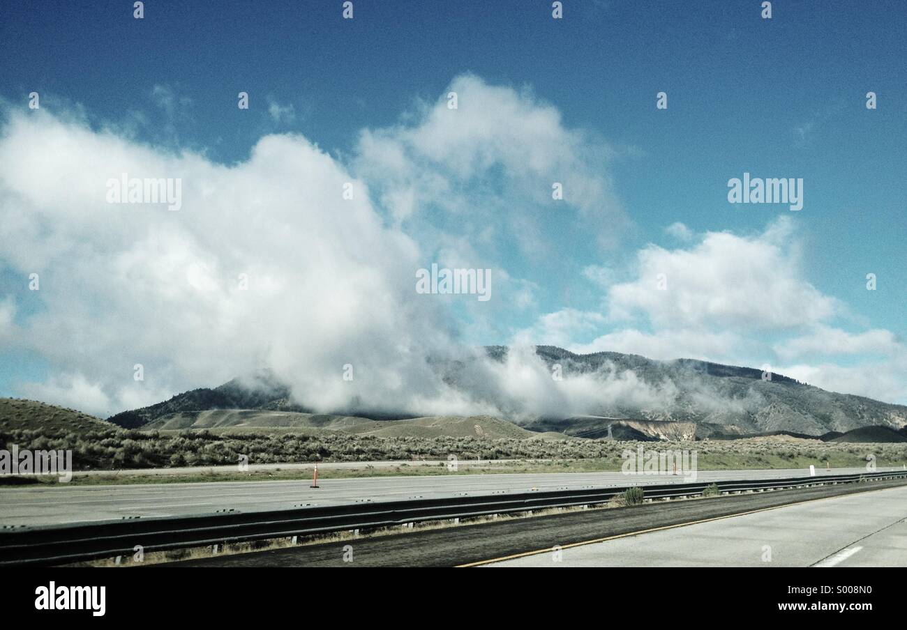 Bis hoch in den Bergen, ein Sturm vergangen ist und Wolken treiben über die Landstraße. Stockfoto