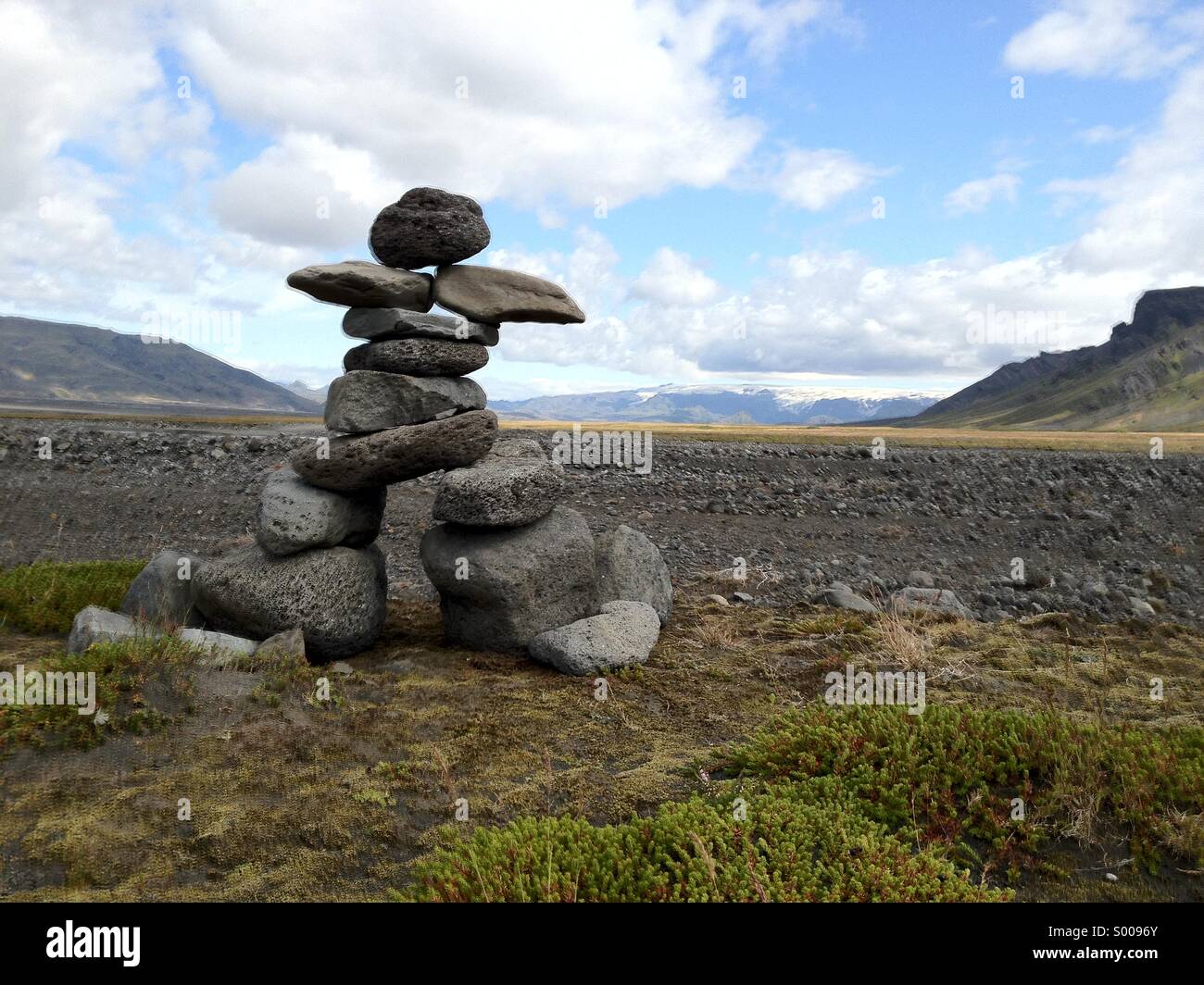 Ein Mann aus Stein Marker Grundstücke eine Spur in Island. Stockfoto