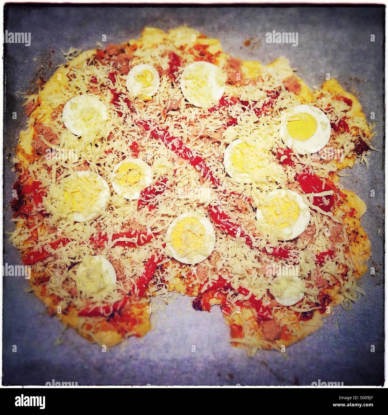 Hausgemachte Gluten freie Thunfisch pizza Stockfoto