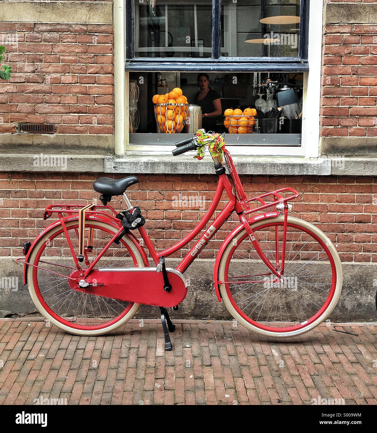 Rotes Fahrrad in den Niederlanden Stockfoto