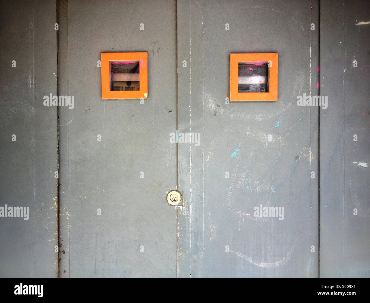 Zwei orange Fenster in den Türen Stockfoto