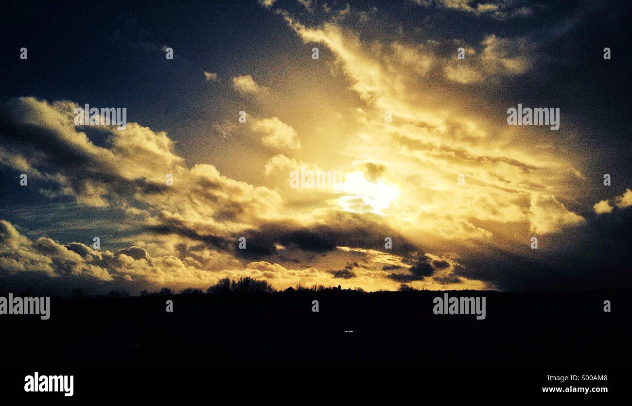 Dramatischer Himmel bei Sonnenuntergang Stockfoto