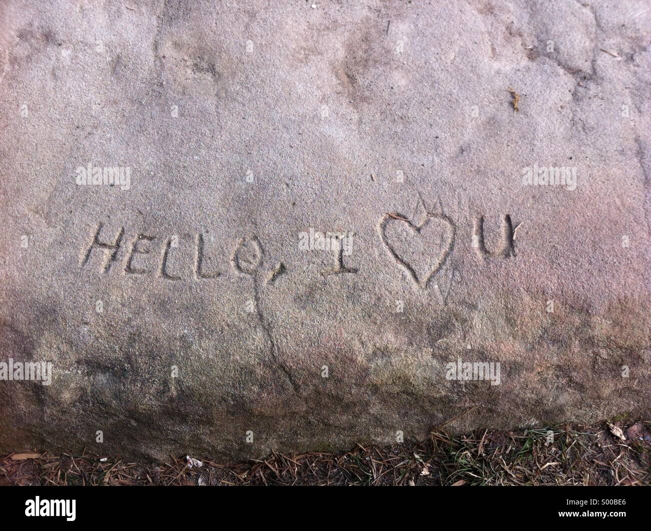 "Hallo, ich liebe dich", in einen Felsen gehauen. Stockfoto