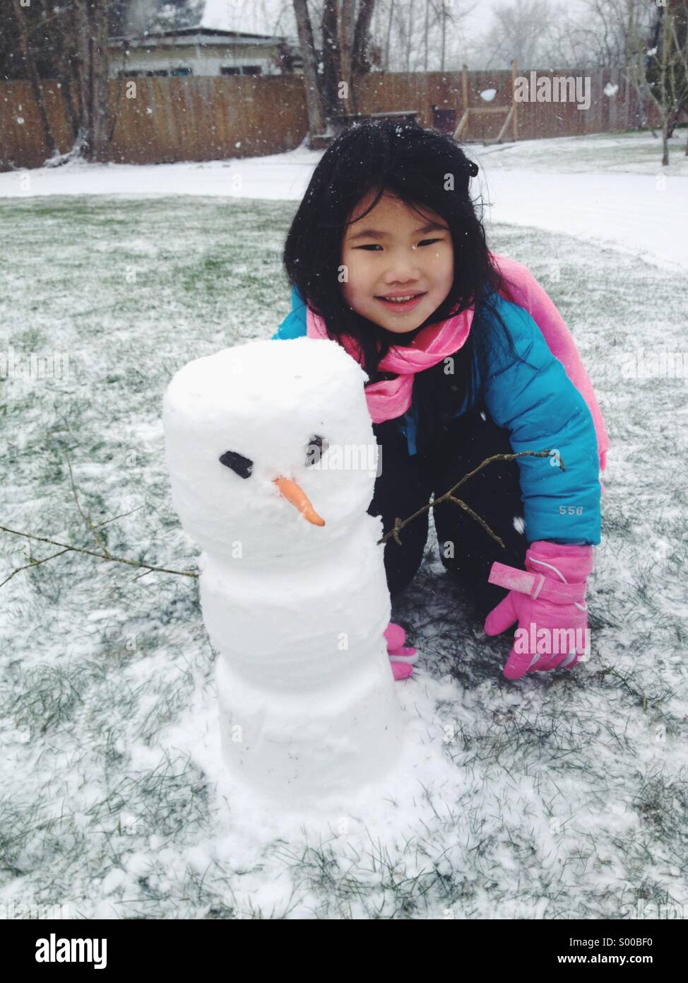 Mädchen mit kleinen Schneemann Stockfoto
