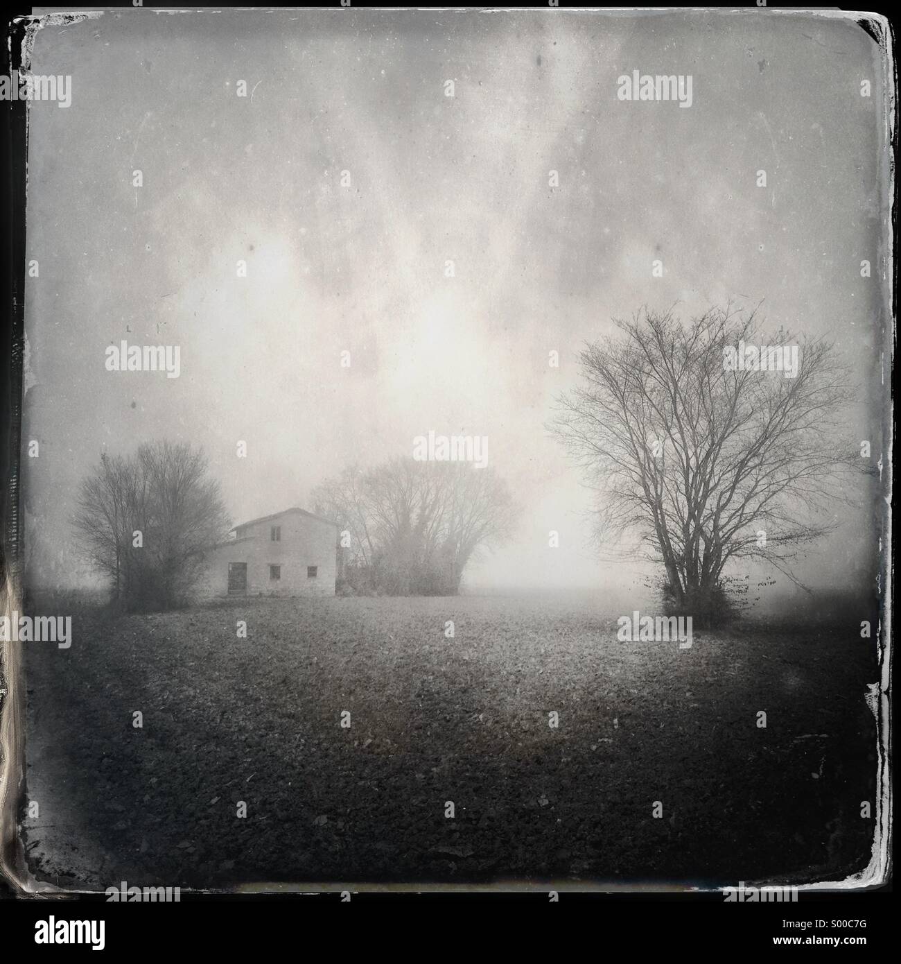 Landschaft mit einer Farm in den Nebel in Umbrien, Italien - Smartphone-aufgenommenes Stockfoto